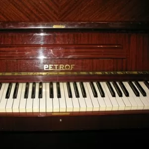 Продам коричневое фортепиано Petrof
