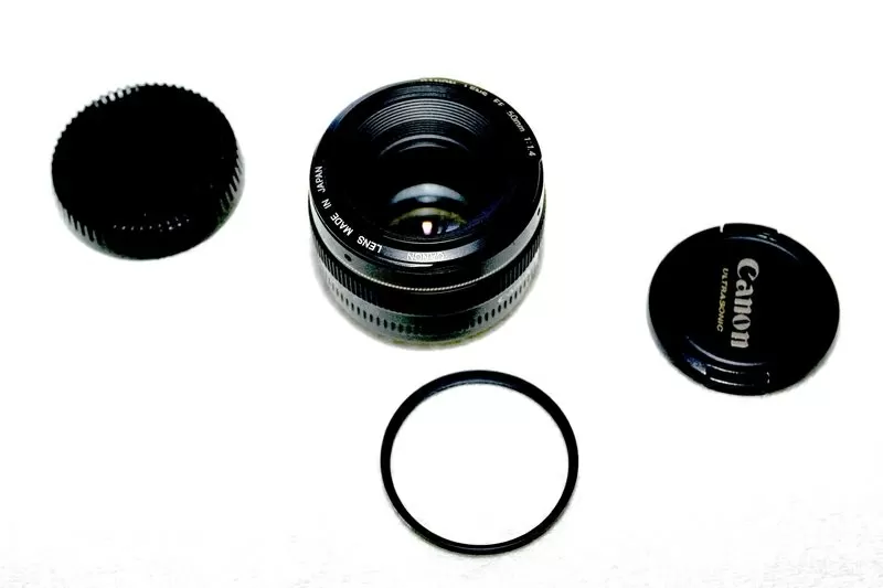 объектив Canon 50mm f/1, 4 со светофильром и крышками