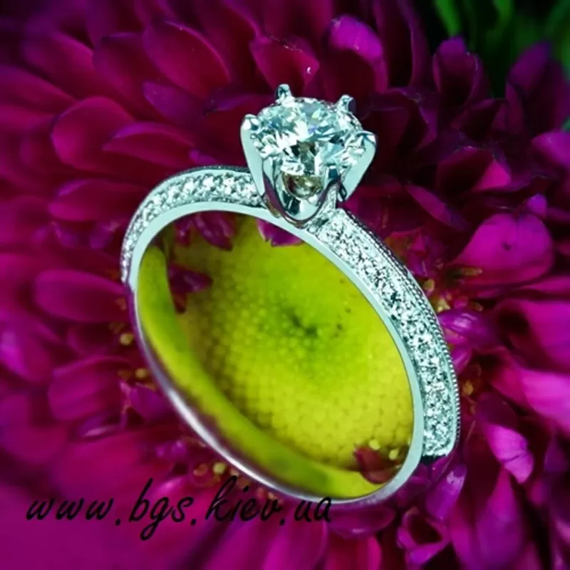 Помолвочное кольцо из белого золота с бриллиантами 2