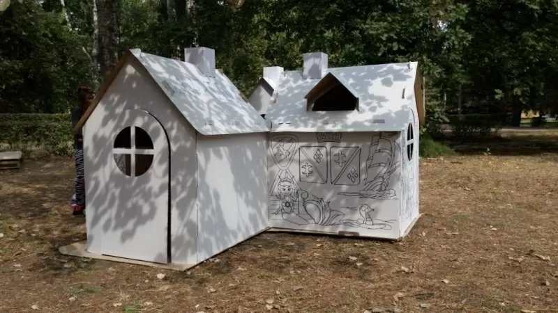 Детский домик из картона для творчества