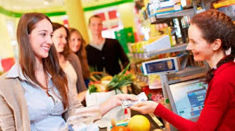 Продавець в магазин європродуктів. 