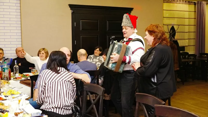 Баянист,  ведущий,  вокалист,  ди-джей,  фотограф все в одном лице