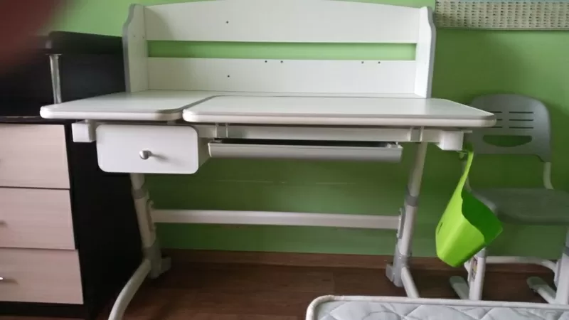 Отдам за Вашу цену. Парта школьника + стул. Самовывоз.Харьков. ХТЗ. 2