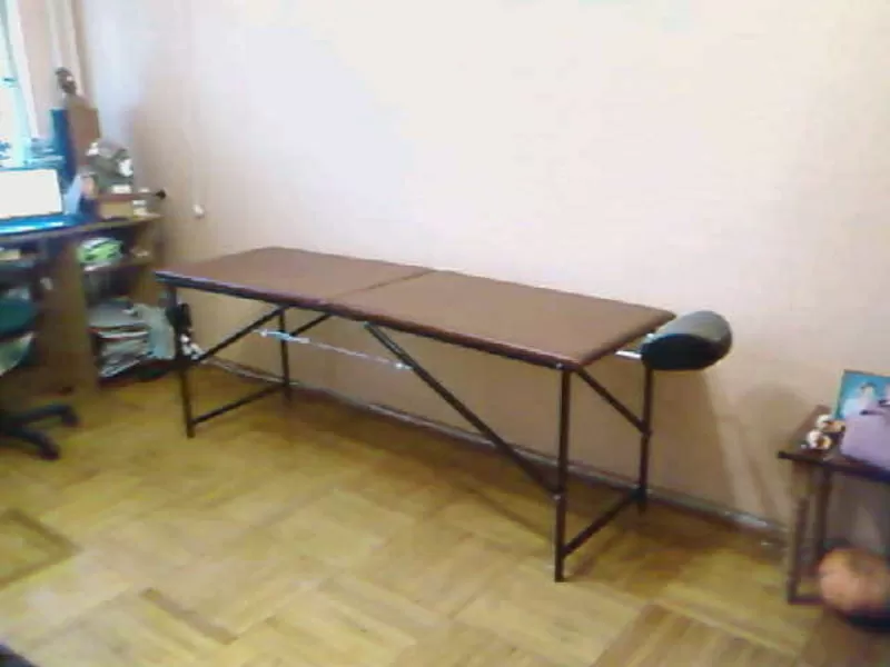 Продаётся раскладной переносной массажный стол с мягким покрытием.